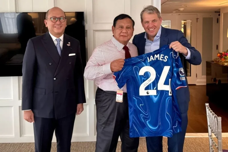 Presiden Prabowo Subianto (tengah) dan CEO Eldridge Industries yang juga pemilik klub Liga Inggris Chelsea dan klub basket LA Lakers Todd L. Boehly (kanan) berfoto bersama dengan jersey klub sepak bola Inggris Chelsea berwarna biru bertanda tangan kapten tim Reece James, didampingi Menteri Investasi dan Hilirisasi yang juga CEO BPI Danantara Rosan Roeslani di Washington DC, Amerika Serikat, Jumat (20/2/2026). ANTARA/HO-BPMI Sekretariat Presiden