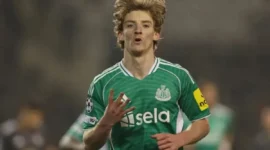 Selebrasi Anthony Gordon setelah mencetak gol keempatnya dalam pertandingan leg pertama playoff Liga Champions 2025/26 lawan Qarabag di Stadion Tofiq pada Rabu (18/2/2026). UEFA.com