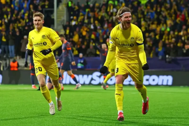 Pemain Bodo/Glimt, Kasper Hogh (kanan), merayakan gol ke gawang Inter Milan pada laga playoff Liga Champions di Aspmyra Stadium, Rabu (18/2/2026). Sumber foto: UEFA.com.