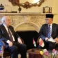 Menteri Luar Negeri RI Sugiono (kanan) berbicara dengan Wakil Tetap Palestina untuk PBB Menteri Riyad Mansour di Kantor Perwakilan Palestina di New York, Amerika Serikat, Senin (16/2/2026). ANTARA/HO-Kemlu RI/aa.) suarabrita.com