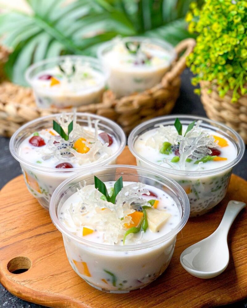 “Berbagai menu takjil populer menjelang berbuka puasa, mulai dari kolak, gorengan, hingga es buah, siap memanjakan selera dan menemani momen kebersamaan keluarga.”Brilio.net (ilustrasi takjil Ramadhan)