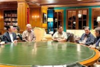 Presiden Prabowo Subianto (ketiga dari kanan) menerima audiensi lima pengusaha nasional di Padepokan Garudayaksa, Hambalang, Bogor, Jawa Barat, Selasa (10/2/2026). Pertemuan berlangsung sekitar 4,5 jam dan membahas kondisi ekonomi nasional serta sektor strategis. Foto: Antara/HO-Tim Media Presiden Prabowo.