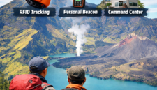 Pendaki menikmati pemandangan indah Gunung Rinjani dan Danau Segara Anak. Sistem keamanan modern diterapkan, termasuk RFID tracking, personal beacon, dan pusat komando, untuk memastikan pendakian lebih aman dan ramah lingkungan./bey suarabrita.com