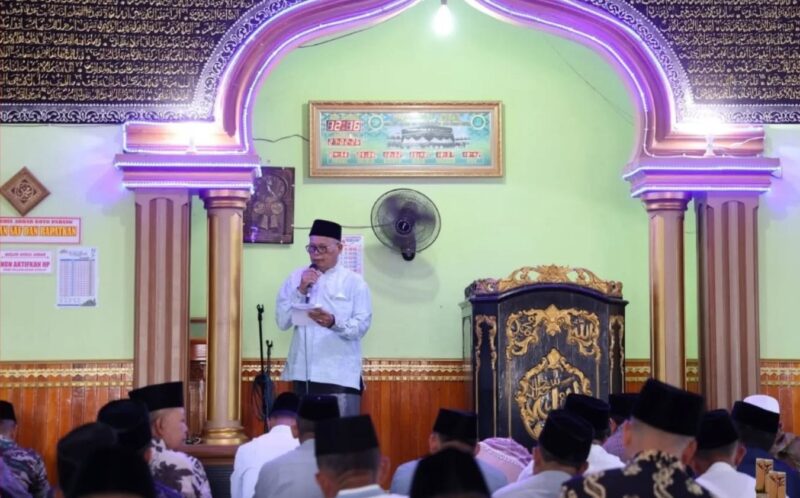 Wakil Walikota Azhar Hamzah memimpin Safari Jum’at Ramadhan di Masjid Nurul Abrar, Desa Koto Padang, sekaligus menyerahkan bantuan CSR Bank Jambi./suarabrita.com