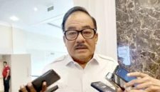 Anggota DPR RI Fraksi Partai Golkar, Robert J. Kardinal, saat memberikan keterangan kepada awak media di Kompleks Parlemen, Jakarta./suaracom/suarabrita.com 