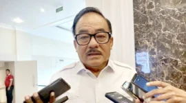Anggota DPR RI Fraksi Partai Golkar, Robert J. Kardinal, saat memberikan keterangan kepada awak media di Kompleks Parlemen, Jakarta./suaracom/suarabrita.com 