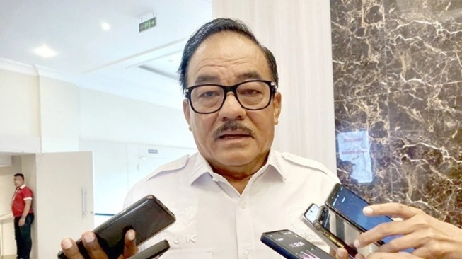 Anggota DPR RI Fraksi Partai Golkar, Robert J. Kardinal, saat memberikan keterangan kepada awak media di Kompleks Parlemen, Jakarta./suaracom/suarabrita.com 
