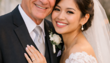 lustrasi pasangan menikah dengan selisih usia sekitar 40 tahun tersenyum bahagia di hari pernikahan mereka, dikelilingi dekorasi romantis dan suasana hangat, momen yang viral di TikTok dan menginspirasi banyak warganet.