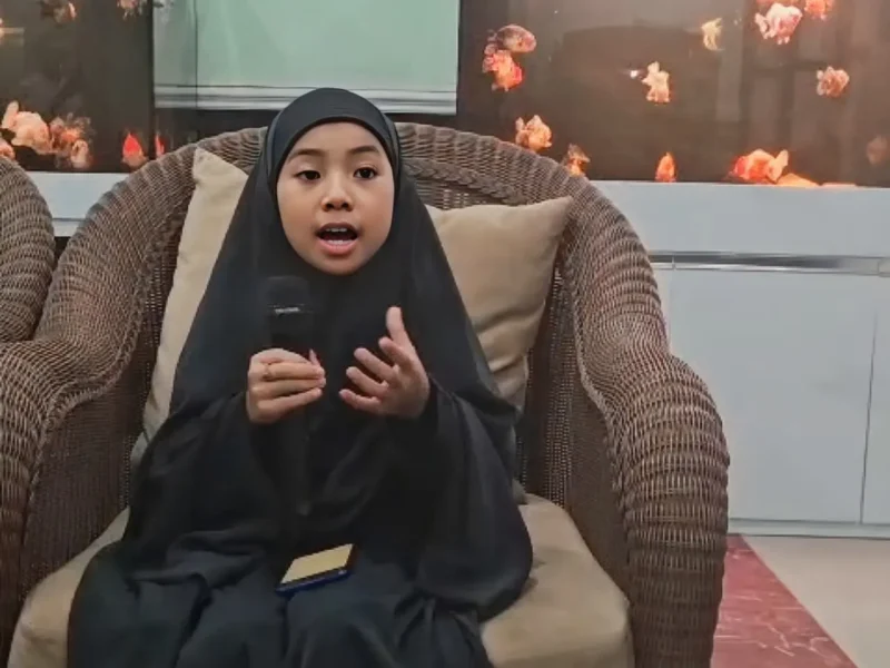 isyah Ar Rumy, siswi kelas IV SD Tahfidz Alquran Daarul Ukhuwwah, Kabupaten Malang, yang mewakili Indonesia dalam ajang Dubai International Holy Quran Award di Uni Emirat Arab. (Foto: Tugu Malang)suarabrita.com
