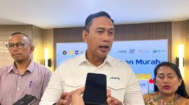 Direktur Utama Perum Bulog Ahmad Rizal Ramdhani (tengah), menjawab pertanyaan awak media di Jakarta, Sabtu (21/2/2026). ANTARA/Harianto