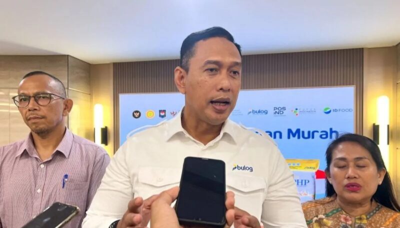 Direktur Utama Perum Bulog Ahmad Rizal Ramdhani (tengah), menjawab pertanyaan awak media di Jakarta, Sabtu (21/2/2026). ANTARA/Harianto