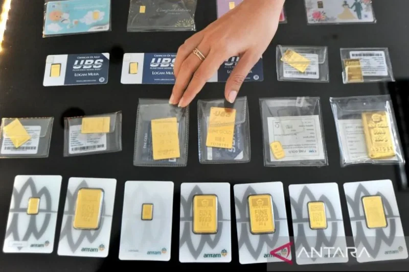 Ilustrasi: Karyawan merapikan emas batangan produksi PT Aneka Tambang Tbk (Antam) di gerai Logam Mulia. ANTARA FOTO/Iggoy el Fitra.