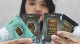 Petugas menunjukkan emas batangan di Galeri 24 PT Pegadaian (Persero), Jakarta. Harga emas Pegadaian pada Rabu, 25 Februari 2026, mengalami kenaikan, termasuk emas Galeri24 ukuran 0,5 gram yang dijual Rp1.618.000.: Tribunnews/suarabrita.com