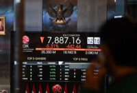Pengunjung mengamati layar digital pergerakan Indeks Harga Saham Gabungan (IHSG) di Bursa Efek Indonesia, Jakarta, Senin (2/2/2026). IHSG perdagangan sesi I ditutup melemah 442,44 poin atau 5,31 persen ke posisi 7.887,16, dengan kelompok 45 saham unggulan indeks LQ45 turun 33,16 poin atau 3,98 persen ke posisi 800,37. ANTARA FOTO/Sulthony Hasanuddin/nz
SHARE
Jakarta (KABARIN) - Pergerakan pasar saham Indo