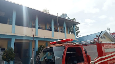 Kondisi bangunan kantin dan ruang kelas di SMP Negeri 2 Sungai Penuh pascakebakaran, Kamis (19/2/2026). Foto: wartasatu.info (digunakan dengan izin).