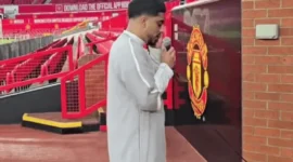 eterangan Foto:
Qari asal Inggris, Ibrahim Idris (Ibi Idris), mengumandangkan azan Magrib saat acara buka puasa bersama di Old Trafford, markas Manchester United, di Manchester, Inggris, Selasa (24/2/2026). (Foto: Instagram/@MUMSC)