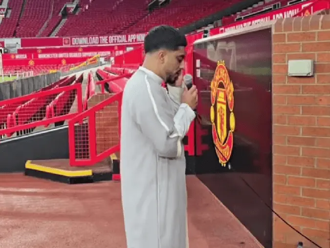 eterangan Foto:
Qari asal Inggris, Ibrahim Idris (Ibi Idris), mengumandangkan azan Magrib saat acara buka puasa bersama di Old Trafford, markas Manchester United, di Manchester, Inggris, Selasa (24/2/2026). (Foto: Instagram/@MUMSC)