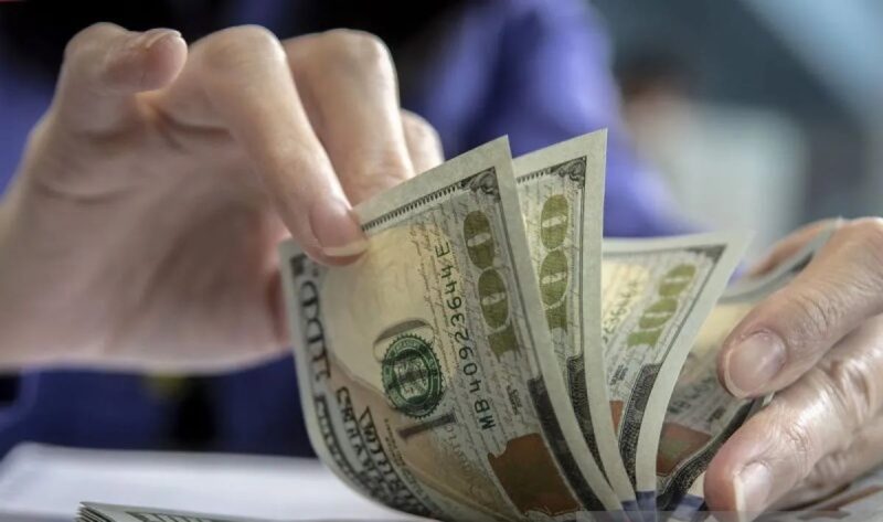 Ilustrasi penghitungan dolar AS di money changer Jakarta. ANTARA FOTO/Muhammad Adimaja.