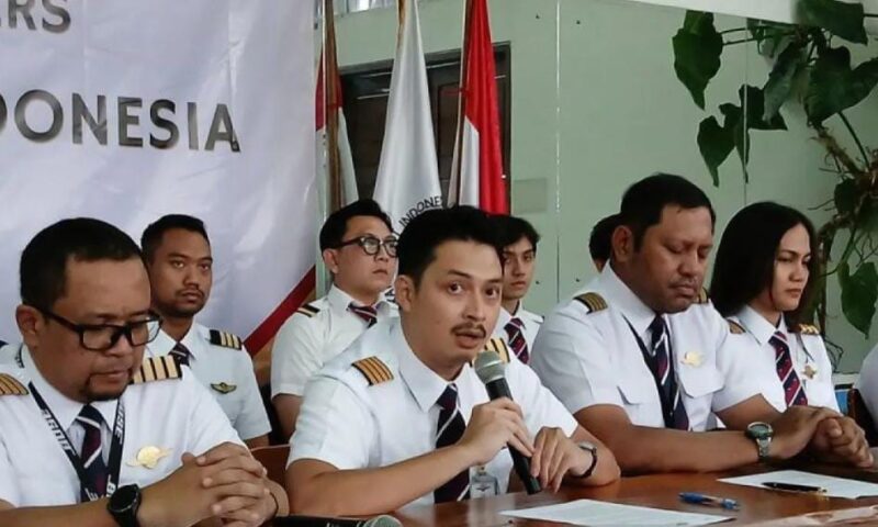 Ketua Ikatan Pilot Indonesia (IPI) Capt. Muammar Reza memberikan keterangan pers dalam menanggapi tragedi penembakan pilot di Papua, Kamis (12/2/2026). bey suarabrita.com /ANTARA/Azmi Samsul M/am.