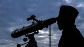 Arsip foto – Petugas Kantor Kementerian Agama Lhokseumawe mengamati posisi hilal di Bukit Blang Tiron, Lhokseumawe, Aceh, Selasa (27/5/2025).
Foto: ANTARA FOTO/Rahmad/foc/am.
Suarabrita.com