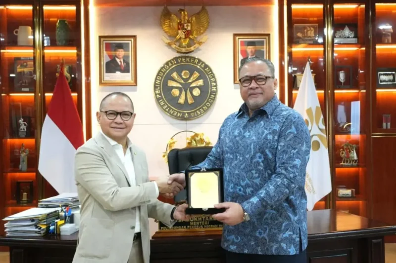 Duta Besar RI untuk Malaysia Moh Iman Hascarya (kanan) bertemu Menteri Pelindungan Pekerja Migran Indonesia (P2MI) Mukhtarudin di Jakarta, Rabu (18/2/2026). (ANTARA/HO-KemenP2MI)