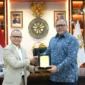 Duta Besar RI untuk Malaysia Moh Iman Hascarya (kanan) bertemu Menteri Pelindungan Pekerja Migran Indonesia (P2MI) Mukhtarudin di Jakarta, Rabu (18/2/2026). (ANTARA/HO-KemenP2MI)