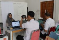 “Suasana pelayanan Eazy Paspor oleh Imigrasi Kerinci di Bangko, dengan Ketua PT Madani Tour hadir memberikan arahan kepada jamaah calon umroh.”/suarabrita.com