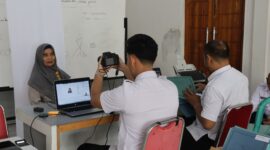 “Suasana pelayanan Eazy Paspor oleh Imigrasi Kerinci di Bangko, dengan Ketua PT Madani Tour hadir memberikan arahan kepada jamaah calon umroh.”/suarabrita.com