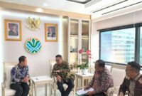 Wali Kota Sungai Penuh Alfin bersama Menteri Lingkungan Hidup RI Hanif Faisol Nurofiq usai pertemuan terkait bantuan sarana persampahan di Jakarta. (Prokopim)