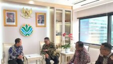 Wali Kota Sungai Penuh Alfin bersama Menteri Lingkungan Hidup RI Hanif Faisol Nurofiq usai pertemuan terkait bantuan sarana persampahan di Jakarta. (Prokopim)