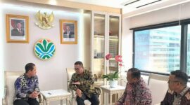 Wali Kota Sungai Penuh Alfin bersama Menteri Lingkungan Hidup RI Hanif Faisol Nurofiq usai pertemuan terkait bantuan sarana persampahan di Jakarta. (Prokopim)