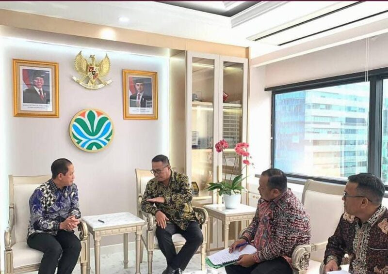 Wali Kota Sungai Penuh Alfin bersama Menteri Lingkungan Hidup RI Hanif Faisol Nurofiq usai pertemuan terkait bantuan sarana persampahan di Jakarta. (Prokopim)