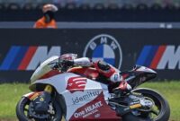 Pembalap Indonesia Mario Suryo Aji dari tim Idemitsu Honda Team Asia memacu motornya saat sesi kualifikasi Moto2 2026 di Sirkuit Internasional Chang, Buriram, Thailand, Sabtu (28/2/2026). Mario akan memulai balapan dari posisi kesembilan.