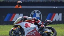 Pembalap Indonesia Mario Suryo Aji dari tim Idemitsu Honda Team Asia memacu motornya saat sesi kualifikasi Moto2 2026 di Sirkuit Internasional Chang, Buriram, Thailand, Sabtu (28/2/2026). Mario akan memulai balapan dari posisi kesembilan.