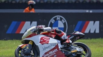 Pembalap Indonesia Mario Suryo Aji dari tim Idemitsu Honda Team Asia memacu motornya saat sesi kualifikasi Moto2 2026 di Sirkuit Internasional Chang, Buriram, Thailand, Sabtu (28/2/2026). Mario akan memulai balapan dari posisi kesembilan.