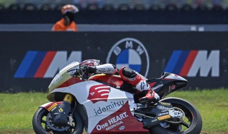 Pembalap Indonesia Mario Suryo Aji dari tim Idemitsu Honda Team Asia memacu motornya saat sesi kualifikasi Moto2 2026 di Sirkuit Internasional Chang, Buriram, Thailand, Sabtu (28/2/2026). Mario akan memulai balapan dari posisi kesembilan.