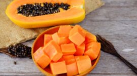 Ilustrasi buah pepaya segar yang kaya serat dan vitamin, cocok dikonsumsi sebagai menu buka puasa sehat. (Foto: Getty Images/Chatiyanon)