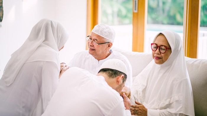 Ilustrasi keluarga Muslim berdoa bersama sebagai bentuk bakti dan kasih sayang kepada kedua orang tua. (Foto: Getty Images/Rifka Hayati)suarabrita.com
