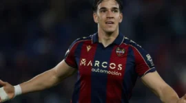Penyerang Levante, Carlos Espi, merayakan golnya ke gawang Alaves dalam pertandingan pekan ke-26 Liga Spanyol di Stadion Ciutat de Valencia, Valencia, Jumat (27/2/2026). (Sumber: laliga.com)