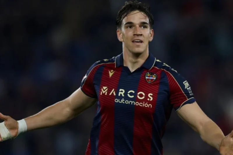 Penyerang Levante, Carlos Espi, merayakan golnya ke gawang Alaves dalam pertandingan pekan ke-26 Liga Spanyol di Stadion Ciutat de Valencia, Valencia, Jumat (27/2/2026). (Sumber: laliga.com)