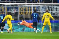 Pemain Inter Milan terlihat kecewa usai kekalahan 1-2 dari Bodo/Glimt pada leg kedua play-off 16 besar Liga Champions UEFA di Stadion Giuseppe Meazza. Hasil ini membuat Nerazzurri tersingkir dengan agregat 2-5. Foto: Inter via Getty Images/Mattia Pistoia./suarabrita.com