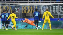 Pemain Inter Milan terlihat kecewa usai kekalahan 1-2 dari Bodo/Glimt pada leg kedua play-off 16 besar Liga Champions UEFA di Stadion Giuseppe Meazza. Hasil ini membuat Nerazzurri tersingkir dengan agregat 2-5. Foto: Inter via Getty Images/Mattia Pistoia./suarabrita.com