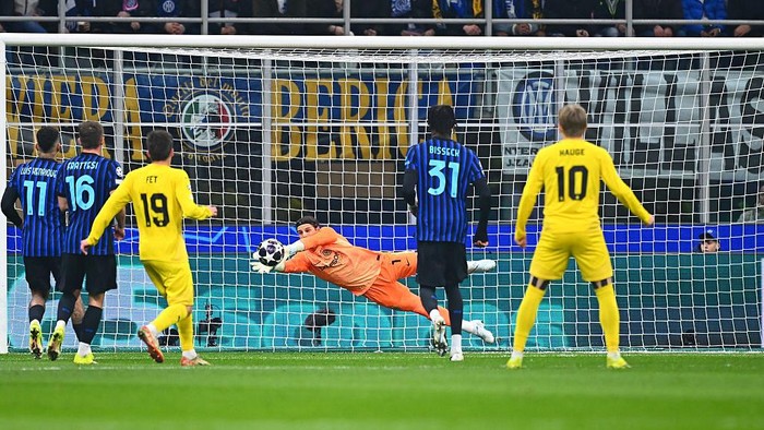 Pemain Inter Milan terlihat kecewa usai kekalahan 1-2 dari Bodo/Glimt pada leg kedua play-off 16 besar Liga Champions UEFA di Stadion Giuseppe Meazza. Hasil ini membuat Nerazzurri tersingkir dengan agregat 2-5. Foto: Inter via Getty Images/Mattia Pistoia./suarabrita.com