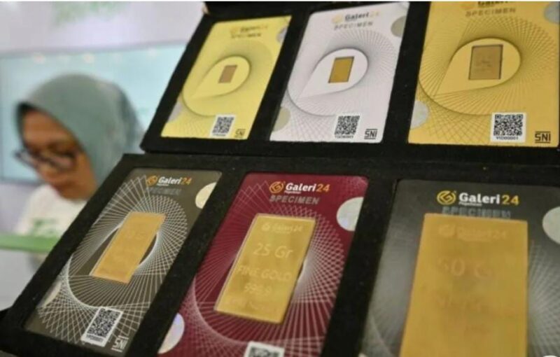 Petugas menunjukkan emas batangan UBS dan Galeri24 di Pegadaian, Jakarta, Selasa (17/2). Harga emas hari ini turun Rp10.000 per gram. ANTARA FOTO.) suarabrita,com