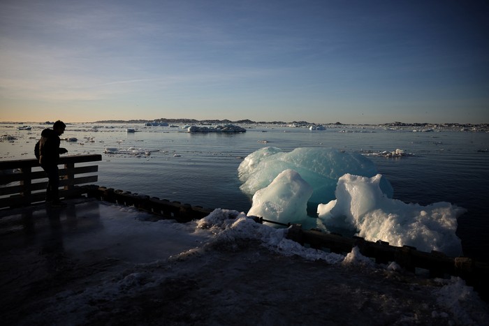 Bentang alam bersalju di Greenland yang menjadi lokasi penelitian terkait temuan mikroplastik dan partikel ban mobil di kawasan Arktik. (Foto: REUTERS/Stoyan Nenov)suarabrita .com