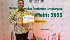 Wali Kota Hendri Arnis menerima penghargaan untuk Padang Panjang atas capaian kinerja dan inovasi pembangunan daerah tahun 2026.