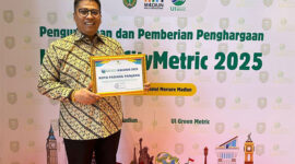 Wali Kota Hendri Arnis menerima penghargaan untuk Padang Panjang atas capaian kinerja dan inovasi pembangunan daerah tahun 2026.