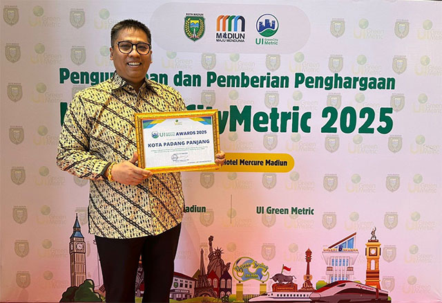 Wali Kota Hendri Arnis menerima penghargaan untuk Padang Panjang atas capaian kinerja dan inovasi pembangunan daerah tahun 2026.
