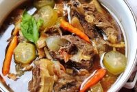 Ilustrasi hidangan iga sapi empuk dan gurih yang diolah menjadi sop berkuah hangat dan asem-asem segar. Foto: Getty Images.