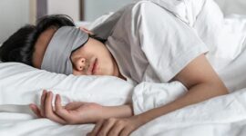 Ilustrasi seseorang tertidur setelah sahur saat bulan Ramadan. (Foto: Alodokter)